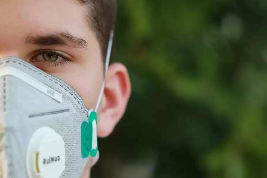 A médica oftalmologista Keila Cristina Prado, da Auge Oftalmologia, explica que as mãos devem ser higienizadas diversas vezes ao dia, visto que elas podem ser “ponte” para contaminação. “A mão contaminada em contato com olhos podem atingir as membranas mucosas, que revestem várias cavidades do corpo, e são as mais suscetíveis à transmissão do vírus”