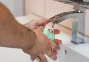 Sabão, sabonete ou detergente: com qual devo lavar as mãos?